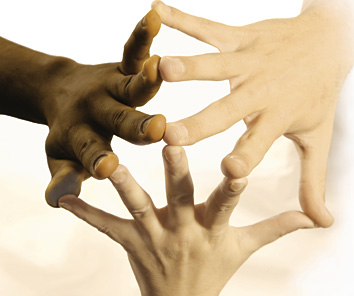 Bild zu Diversity - Kinderhände in unterschiedlichen Hautfarben die einander berühren
